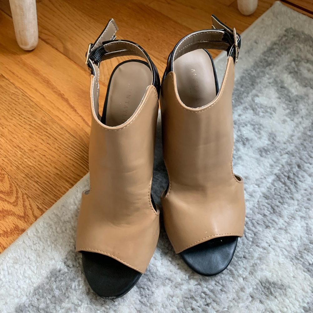 Leather Wedge size 5.5 Ann Taylor ; euc